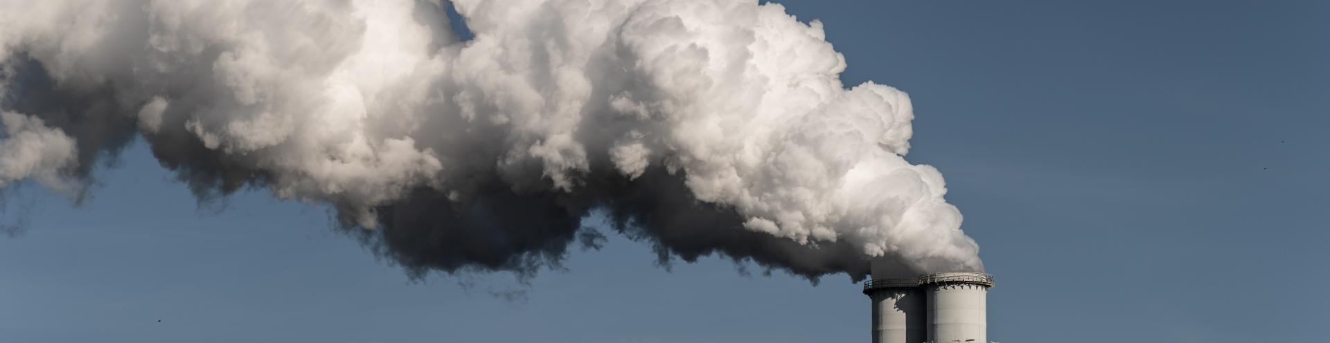 CO2 emissions from a chimney of a fossil fuel (coal) power station (foto: Shutterstock, Sander van der Werf)