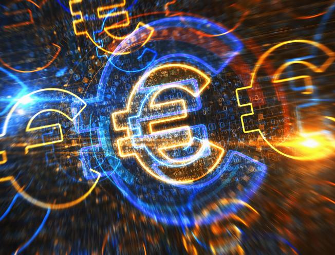 Digitale euro tekens tegen donkeren achtergrond