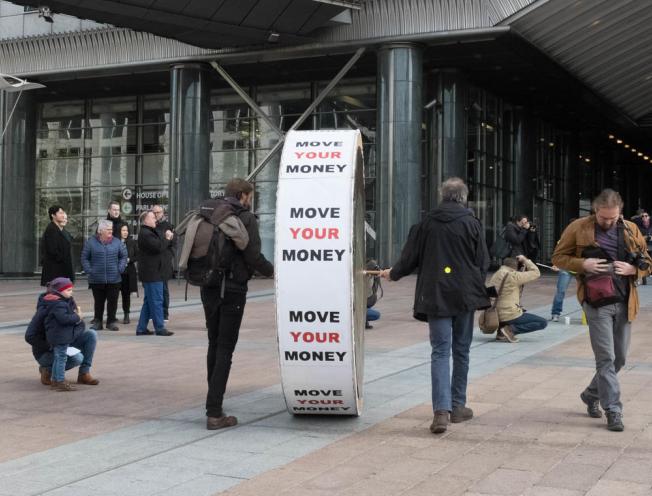 Move Your Money op een klimaatactie aan het Europees parlement