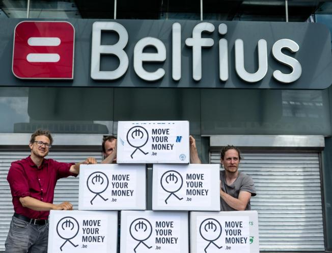 De verhuisdozen staan klaar om het geld bij Belfius naar duurzamere oorden te verhuizen