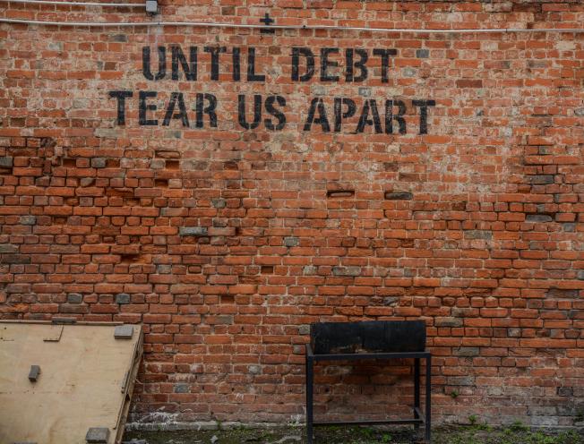 Until debt tear us apart (foto: Daniel Thiele - Unsplash)