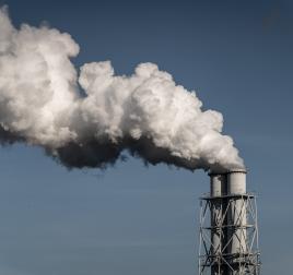 CO2 emissions from a chimney of a fossil fuel (coal) power station (foto: Shutterstock, Sander van der Werf)