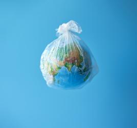 Wereldbol verpakt in wegwerp plastic
