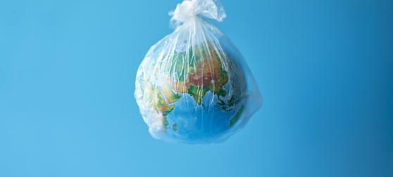 Wereldbol verpakt in wegwerp plastic