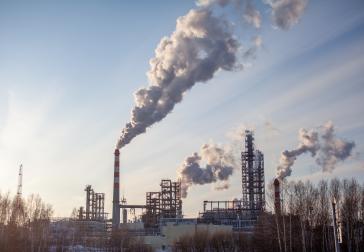 Foto van petrochemische industrie met rookpluim (Foto: ANATOLY Foto, Schutterstock)