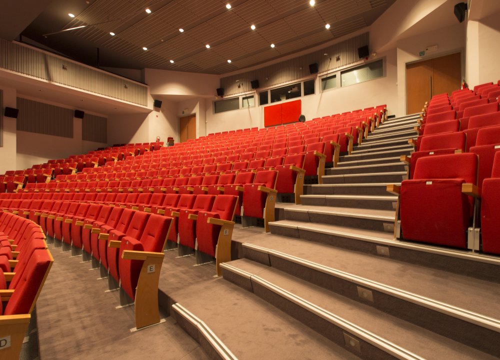 cc het bolwerk schouwburg zicht vanuit de zaal naar zaal