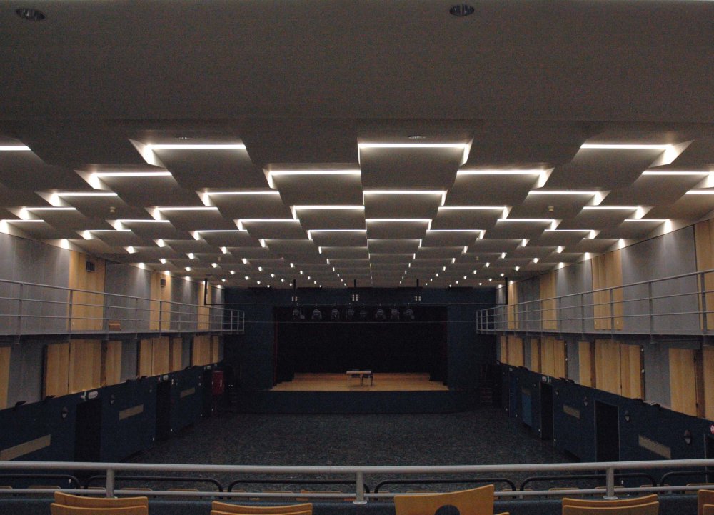 polyvalente ruimte cc het bolwerk zicht vanop gradins naar zaal en podium