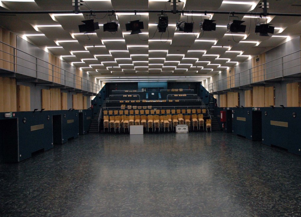 polyvalente ruimte cc het bolwerk zicht op zaal en gradins vanop podium