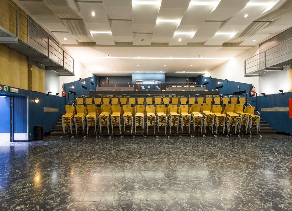 polyvalente ruimte cc het bolwerk zicht op stoelen en gradins