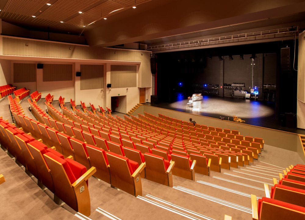 cc het bolwerk schouwburg zaal en podium cc het bolwerk schouwburg zicht op podium