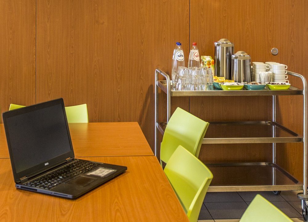 vergaderlokaal 2 zicht op dranken en laptop