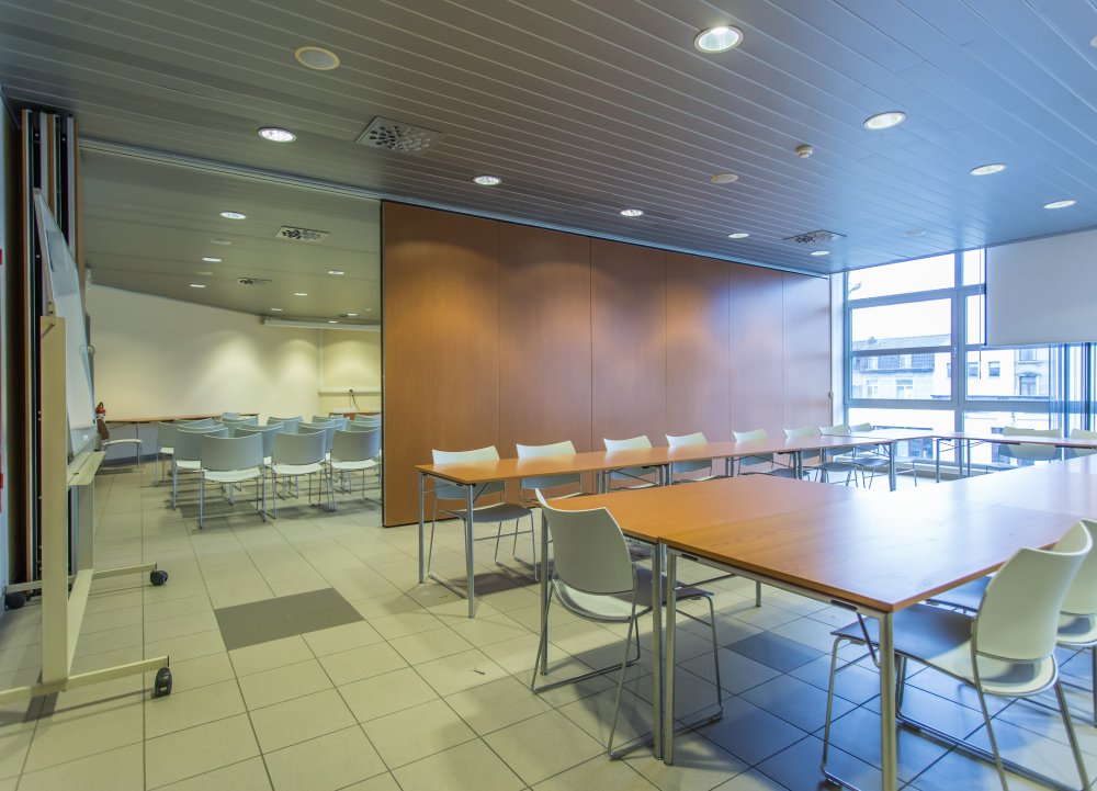 vergaderlokaal 2 A en B zicht op mobiele wand en tafels en stoelen