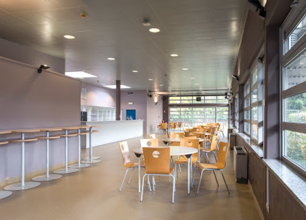 ontmoetingsruimte cc het bolwerk met statafels en tafels met stoelen