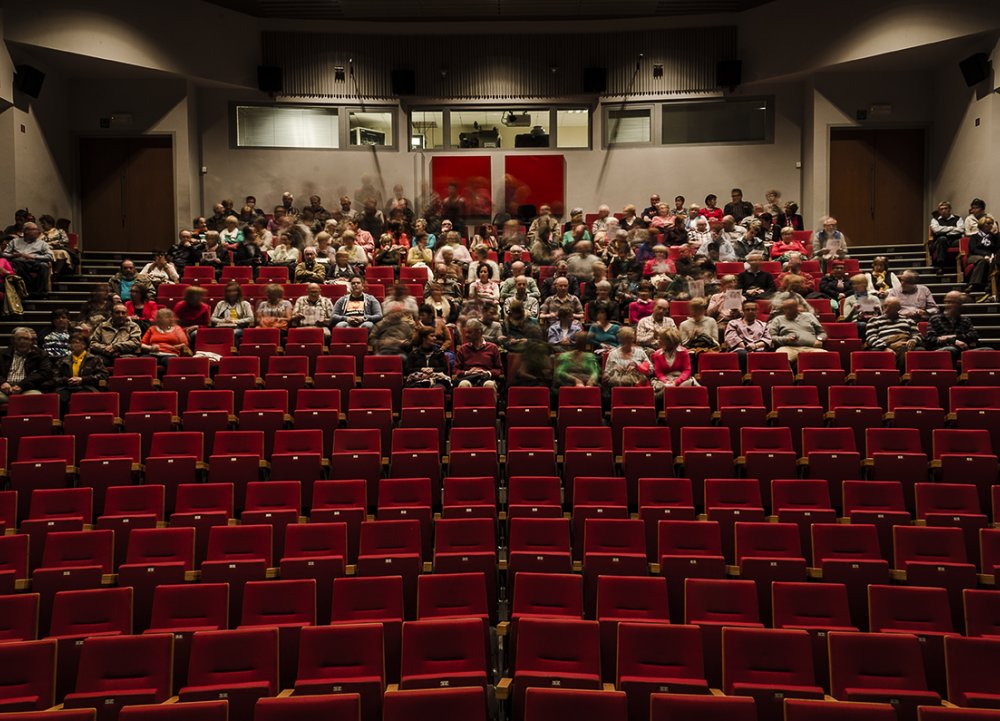 cc het bolwerk schouwburg zicht op zaal met enkele mensen