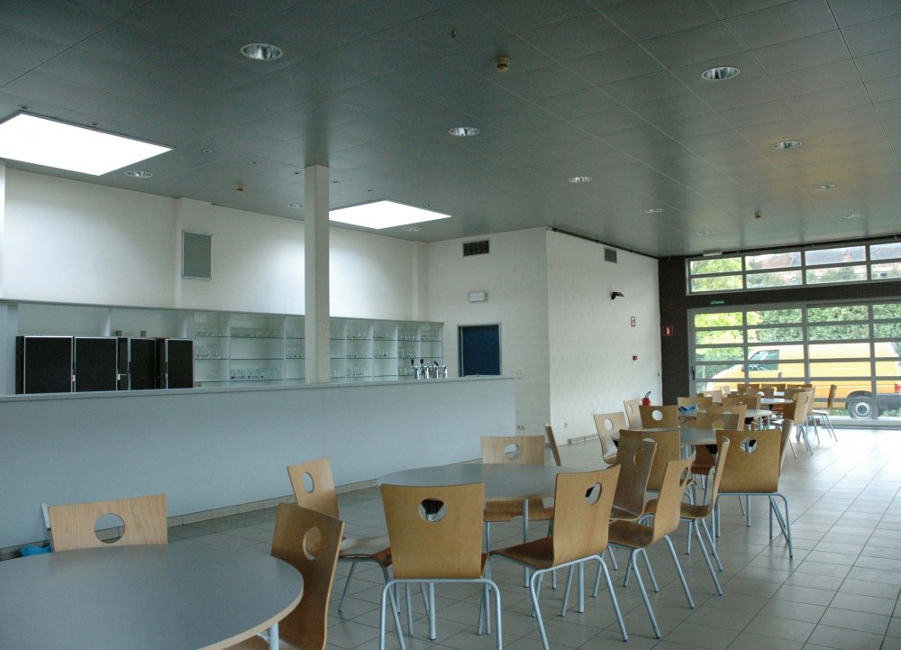 ontmoetingsruimte cc het bolwerk met bar, tafels en stoelen 