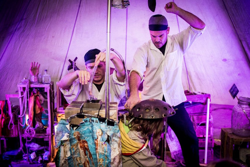 Baraque Future Twee mannen spelen poppentheater