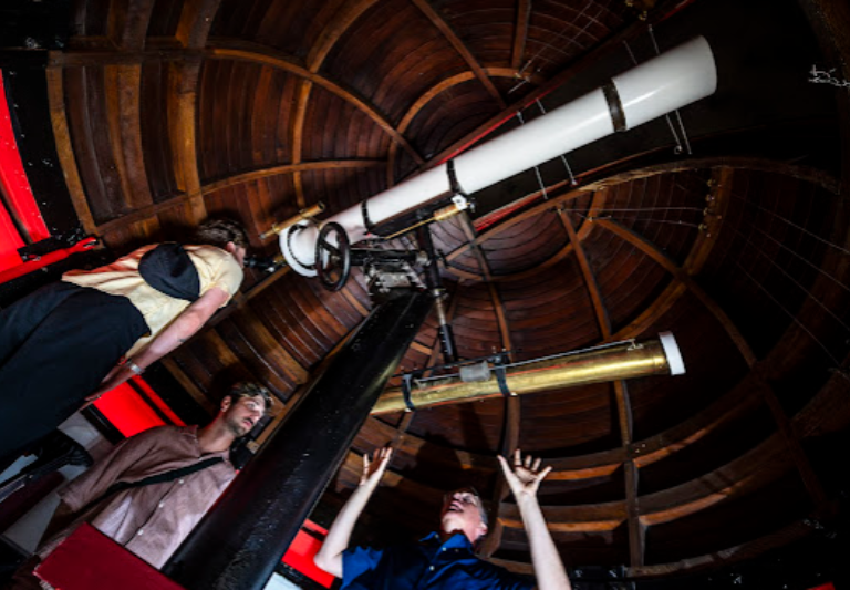 De twee ruimtetelescopen in het Michiel Coignet Observatorium
