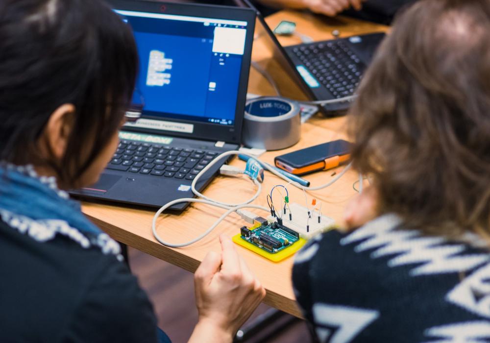 Jongeren met laptop en technologische snufjes