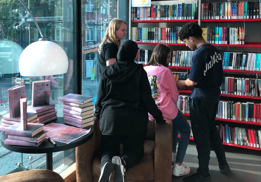 Jongeren in de bib