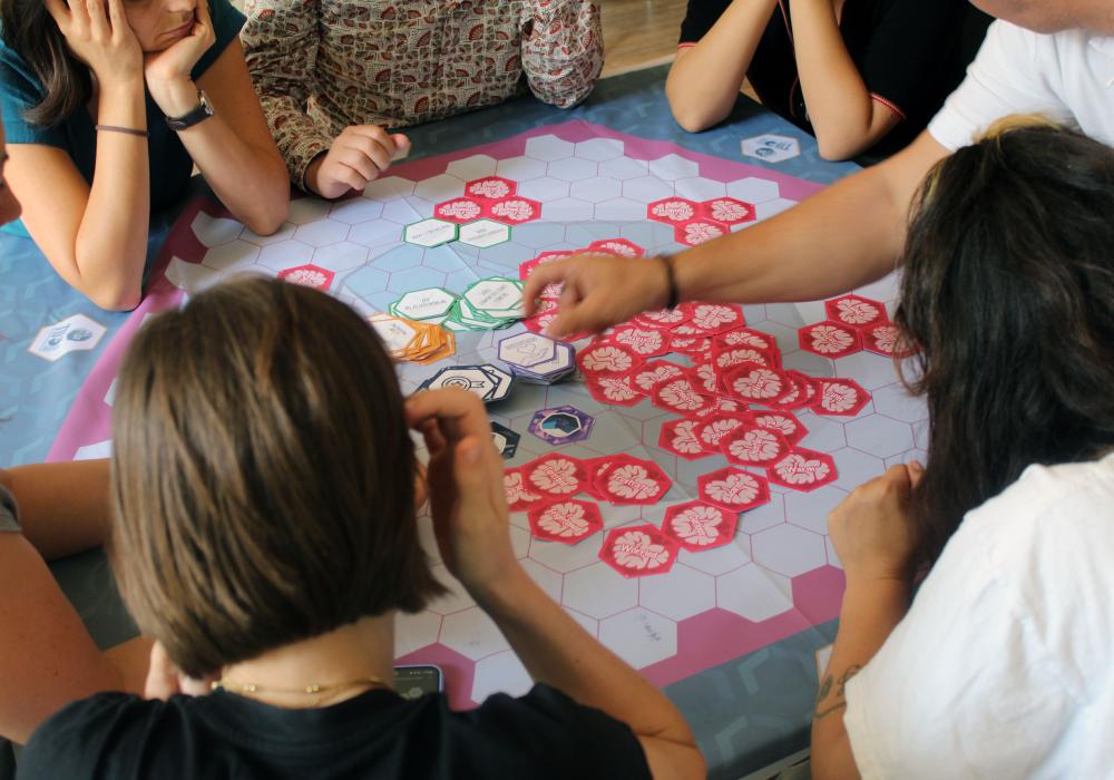 Deelnemers rond de tafel die de toolkit gebruiken
