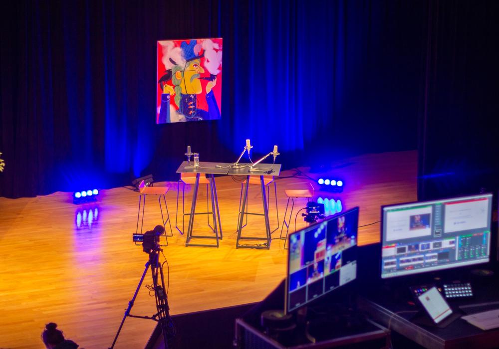 Opstelling opname-apparatuur voor podcast met kunst op de achtergrond