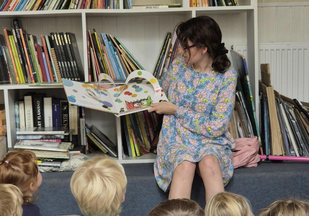 Denise leest voor aan kleuters tijdens haar vrijwilligerswerk