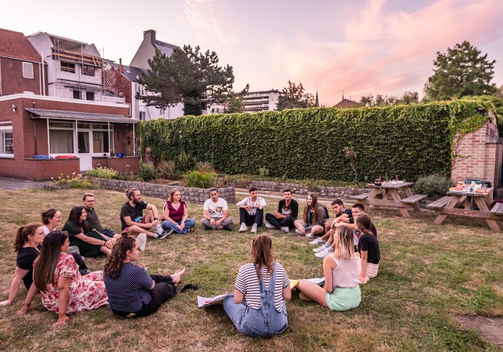 Jeugdwerkers samen in een kring - foto door Pieter Doms