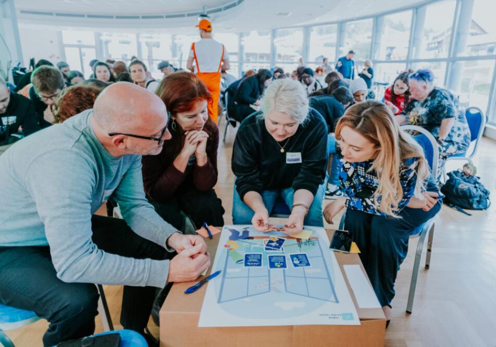 Jeugdwerkers rond de tafel met de tool Windows to the future