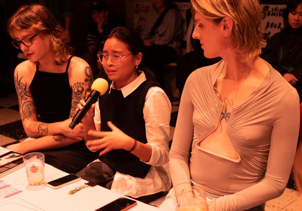 deelnemers houden een gesprek rond de tafel