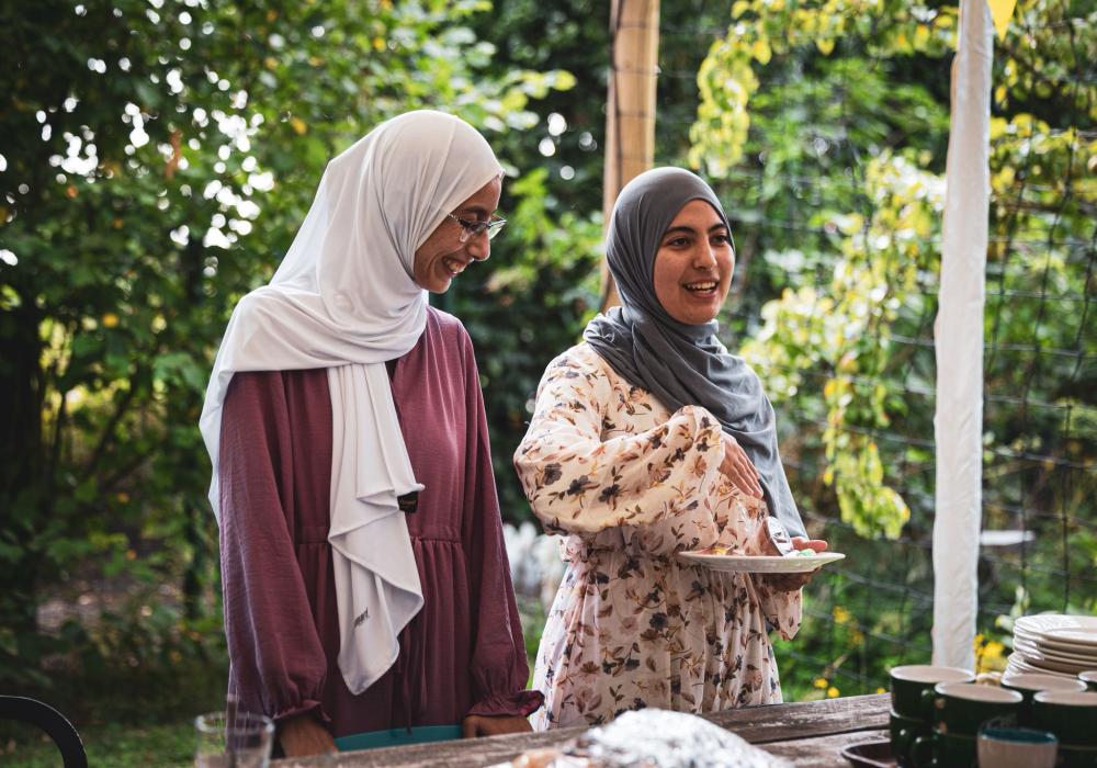 Twee lachende vrouwen met een hoofddoek