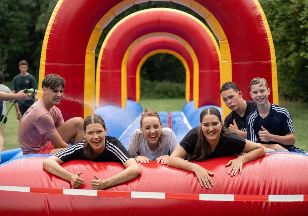 jongeren op springkasteel