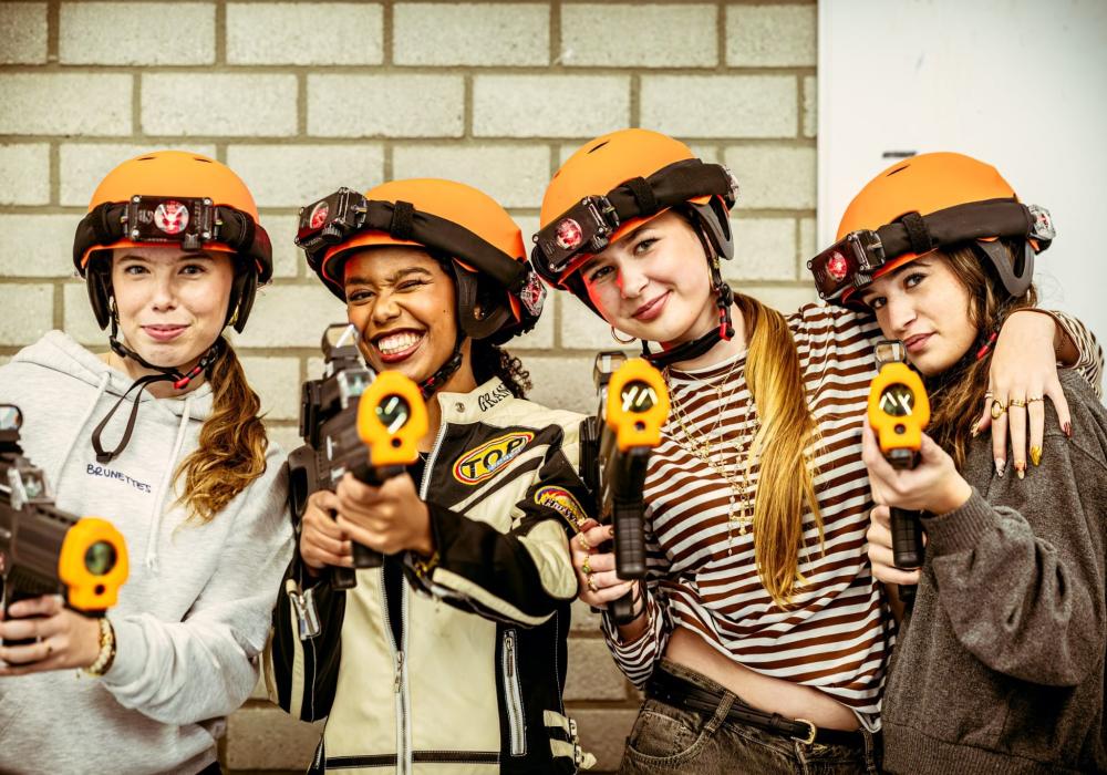Jongeren met lasershoot-pistolen