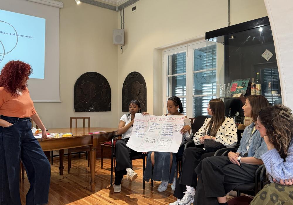 Jongeren tonen groot blad papier met 'active citizenship' 