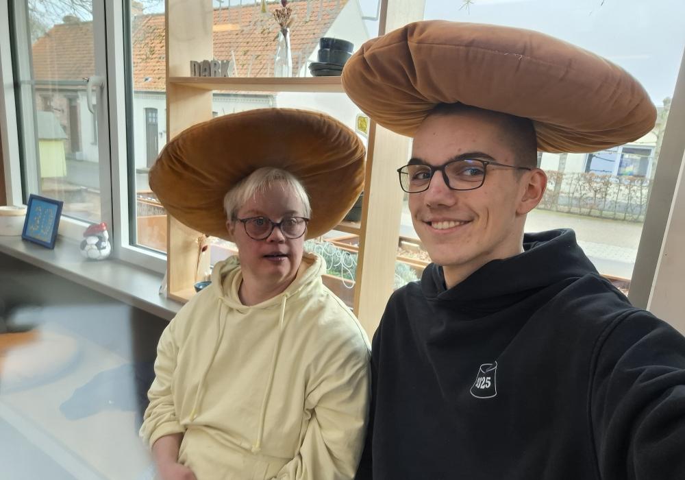 Vrijwilliger Fabi met bewoner van De Ark Gent