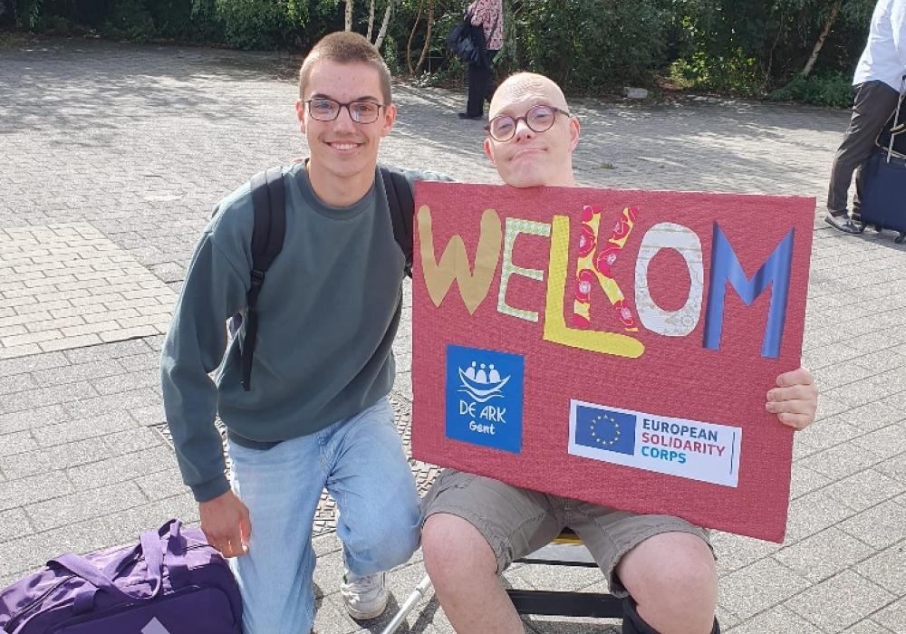 Fabi wordt verwelkomd met een zelfgeknutsteld 'welkom'-bord