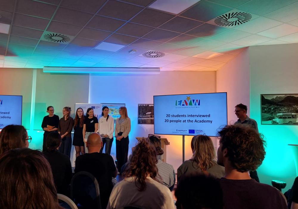 Zes vrouwen geven een presentatie voor publiek op conferentie