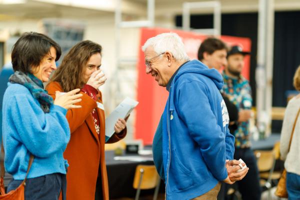 Mensen praten en lachen op het event