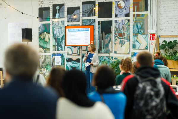 Mensen kijken naar een presentatie
