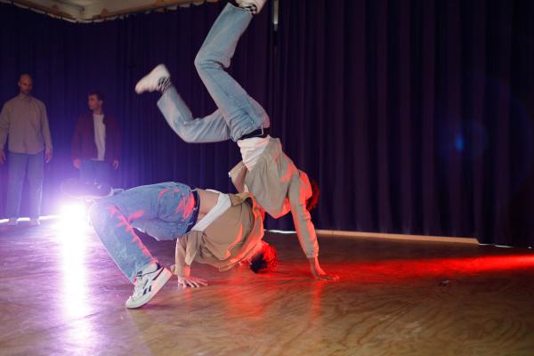 Breakdance performace van Together we stand