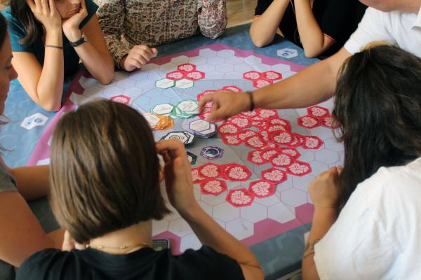 Deelnemers rond de tafel die de toolkit gebruiken