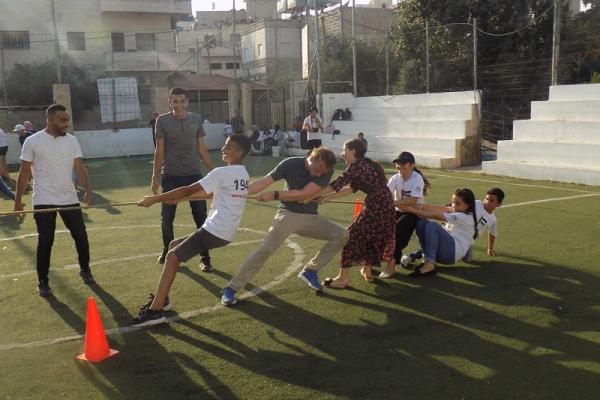 Jongeren in Palestina spelen touwtjetrek