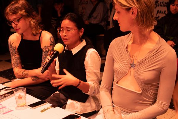 deelnemers houden een gesprek rond de tafel