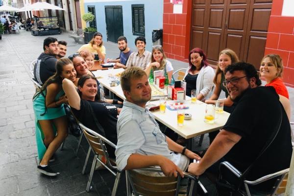 groep jongeren aan tafel in La Palma