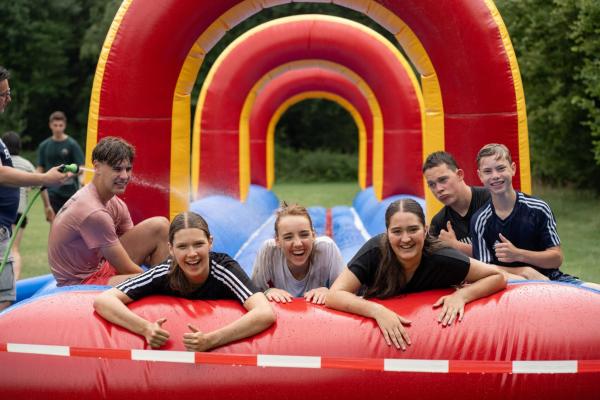 jongeren op springkasteel