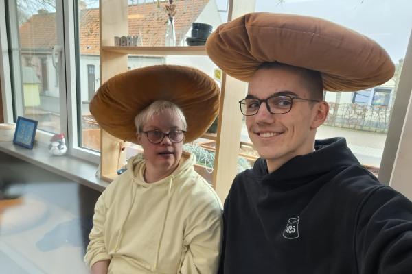 Vrijwilliger Fabi met bewoner van De Ark Gent