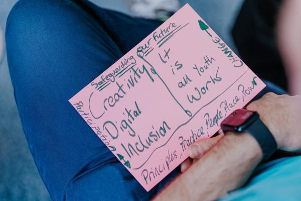 Roze papier met handgeschreven ideeën rond 'safeguarding our future'
