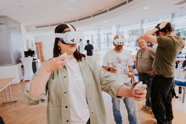 Vrouw en man met VR-brillen op