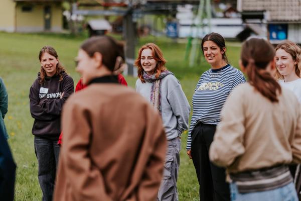 Close-up van deelnemers aan sessie op grasveld