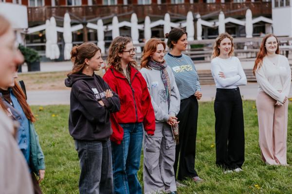 Zes vrouwen tijdens sessie op grasveld