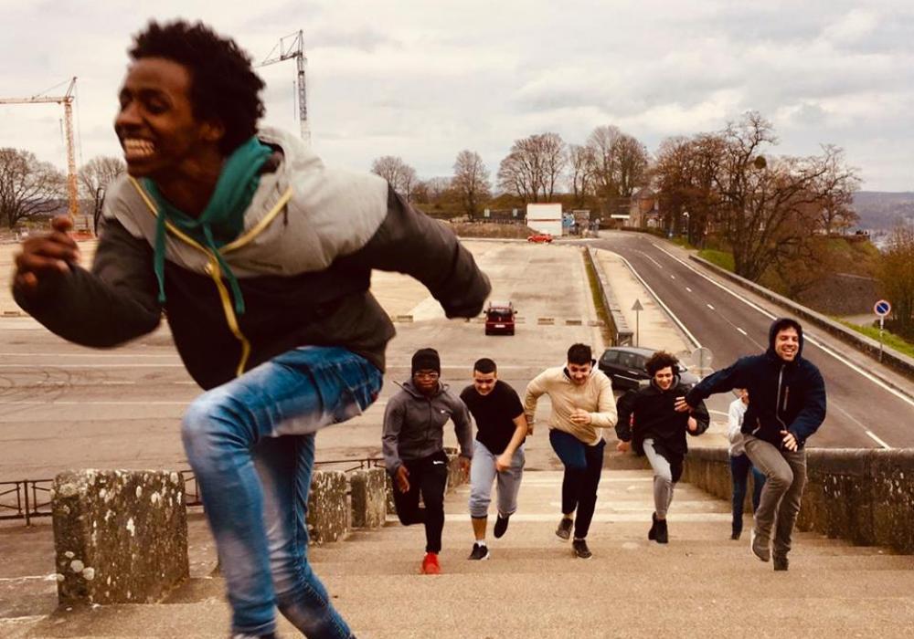 Jongeren lopen op trap. Habbekrats